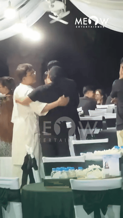 Trường Giang Nhã Phương có hành động gây xúc động ở đám tang mẹ MC Đại Nghĩa