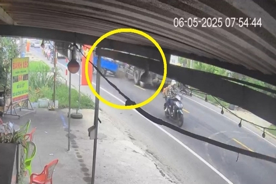 Xe ba gác chuyển làn đột ngột bị xe ben tông văng, tài xế tử vong