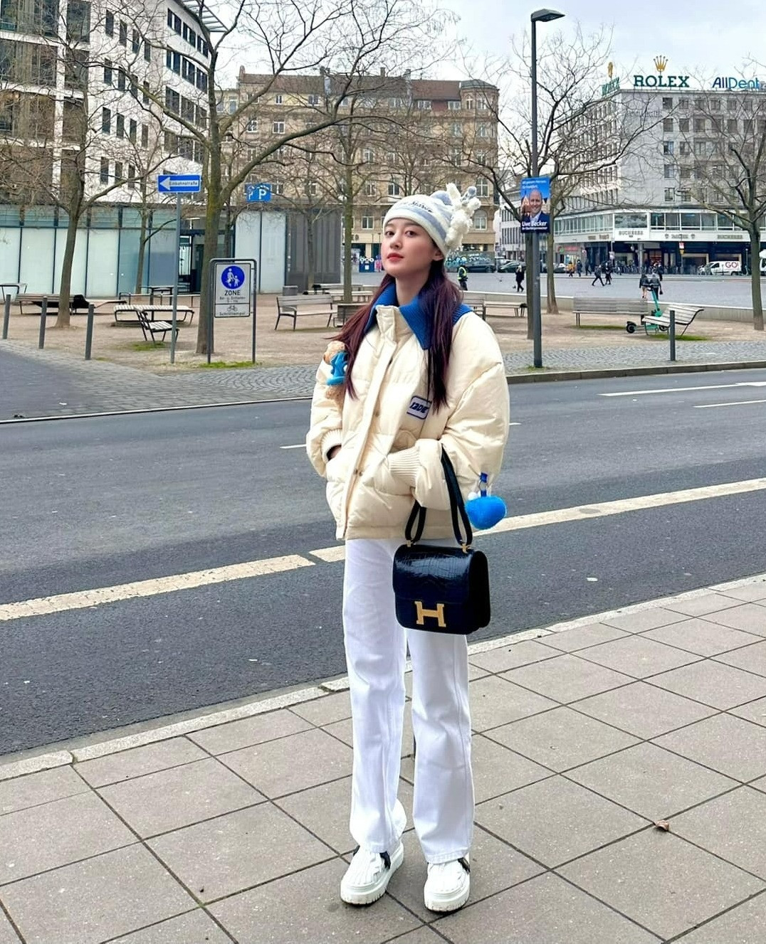 Á hậu Huyền My không thở được phải dùng bình oxy gây hoang mang