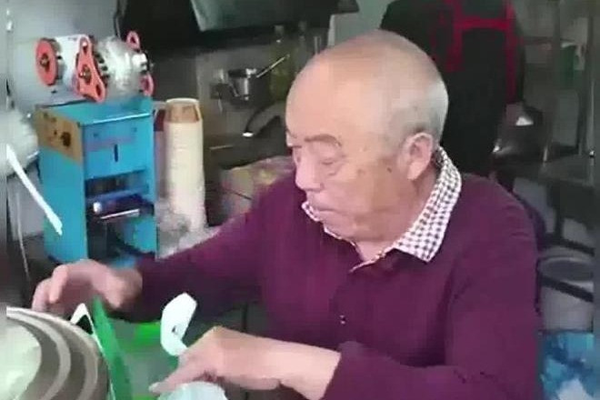 Bán bánh 26 năm, người đàn ông mua được 4 căn nhà, nuôi sống đại gia đình banbanh.jpg