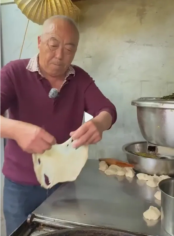 Bán bánh 26 năm, người đàn ông mua được 4 căn nhà, nuôi sống đại gia đình banbanh4.jpg