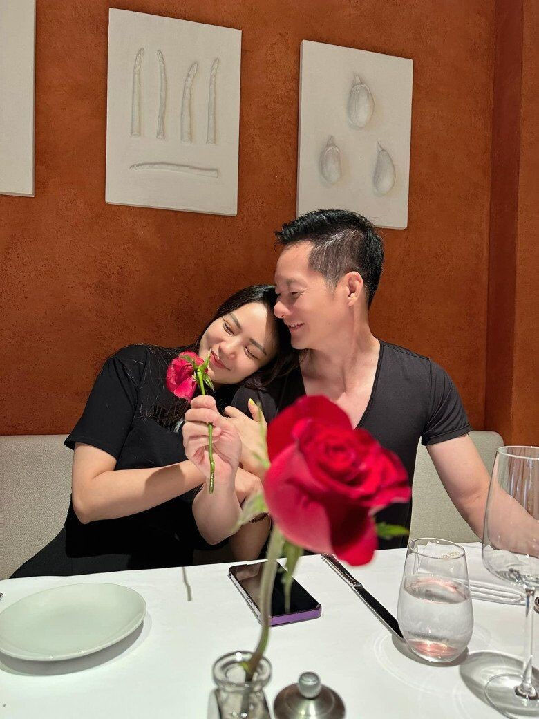 Chồng đại gia hiếm hoi lộ diện bên Phan Như Thảo thái độ khi ở bên vợ gây bàn tán