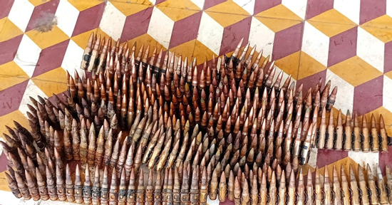 Đào móng nhà bất ngờ phát hiện 2 thùng đạn 400 viên