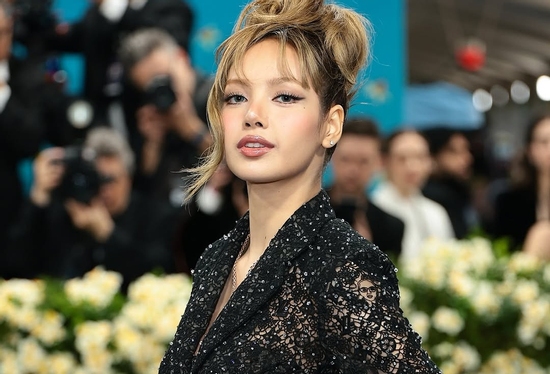 Lisa BlackPink nói về trang phục không quần táo bạo đang gây tranh cãi