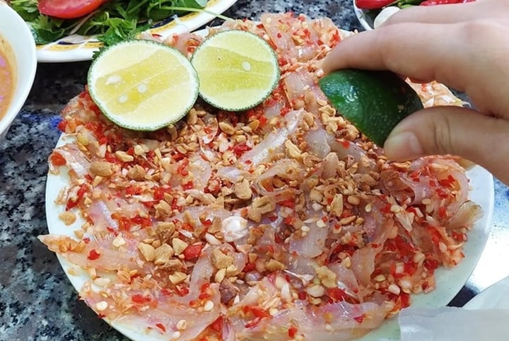 Món gỏi cá tiềm ẩn nguy cơ chứa sán lá gan nhỏ. (Ảnh minh hoạ)