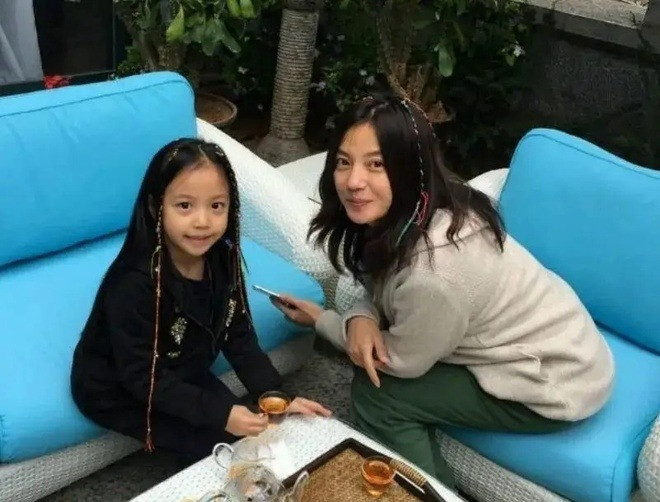 Ngoại hình con gái Triệu Vy ở tuổi 15 nhan sắc không hề giống mẹ