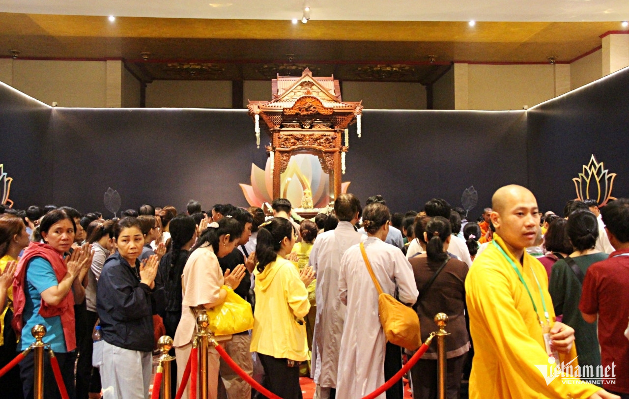 Thức đêm, ngủ lại ngay khuôn viên chùa để được chiêm bái xá lợi Đức Phật W-8.JPG.jpg