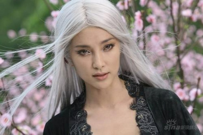 Top 6 mỹ nhân cổ trang tóc trắng đẹp nhất màn ảnh Hoa ngữ Tạo hình của Lý Băng Băng trong phim Kungfu Chi Vương. Ảnh: Sina