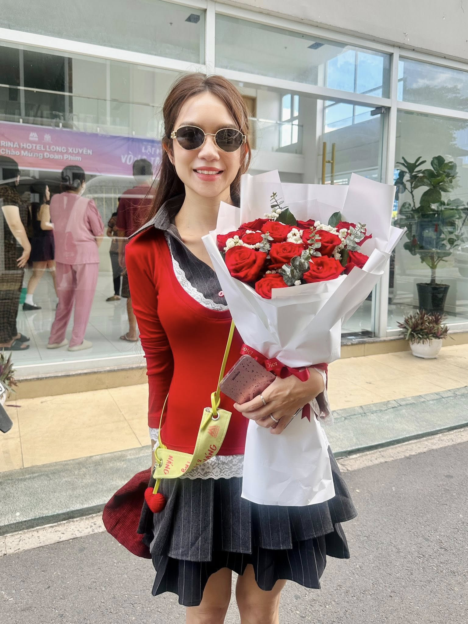 Trẻ lâu như Minh Hà - vợ Lý Hải: Đánh bay hình ảnh mẹ 4 con bằng chiếc váy giá chưa tới 2 triệu 49527006012608160454064253779695184134392094n