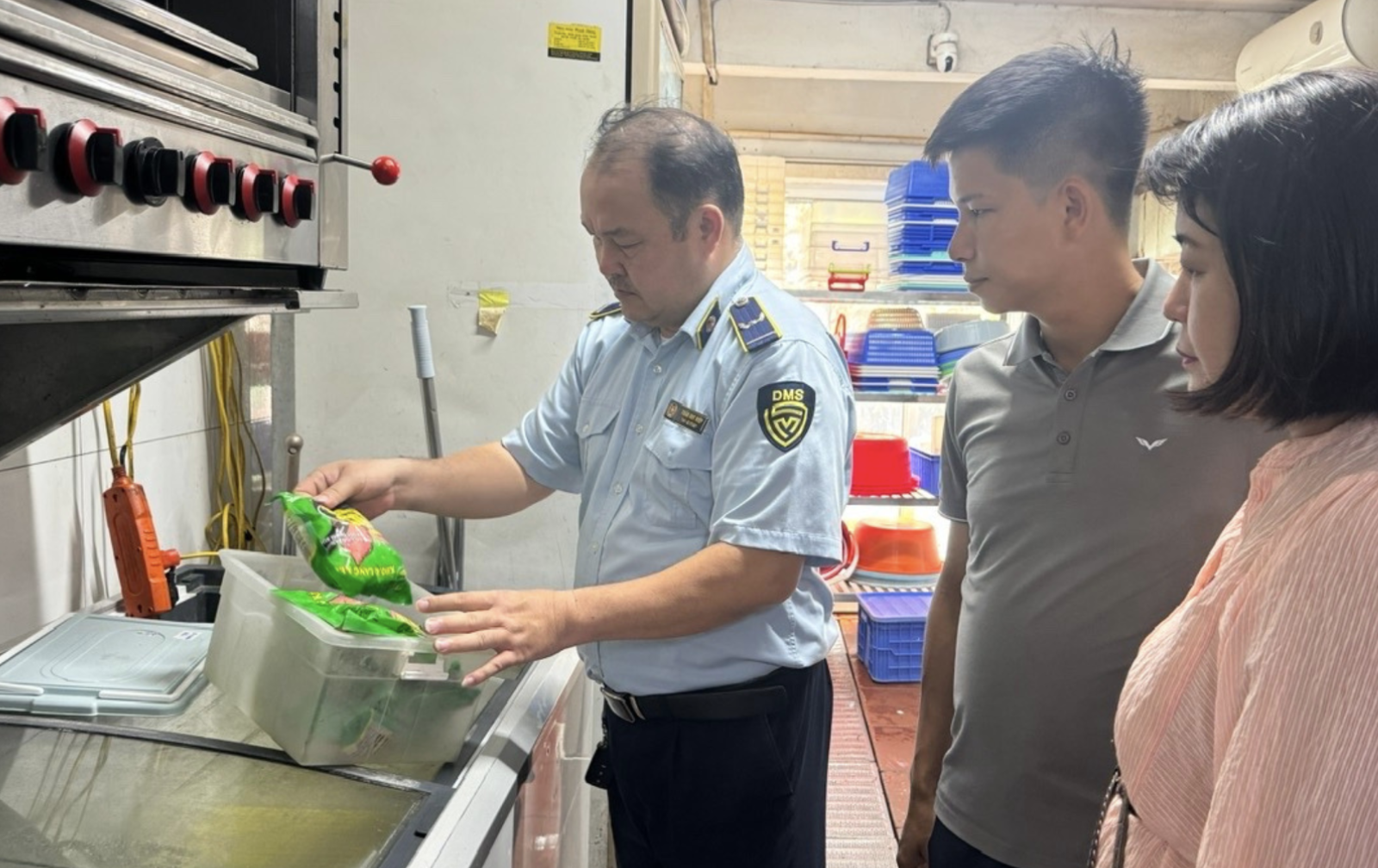 Vụ lòng se điếu dài 40m: Chủ quán Lòng Chát chưa xuất trình được các giấy tờ chứng minh nguồn gốc bộ lòng mua từ một năm trước Vụ lòng se điếu dài 40m: Chủ quán Lòng Chát chưa xuất trình được các giấy tờ chứng minh nguồn gốc bộ lòng mua từ một năm trước - Ảnh 2.