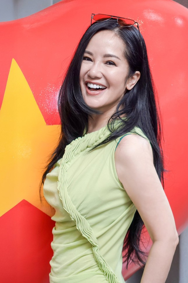 Xuất hiện rạng rỡ sau đợt xạ trị thứ 3, Bống Hồng Nhung chia sẻ về thú vui duy trì suốt thời gian bị bệnh Xuất hiện rạng rỡ sau đợt xạ trị thứ 3, Bống Hồng Nhung chia sẻ về thú vui duy trì suốt thời gian bị bệnh- Ảnh 1.