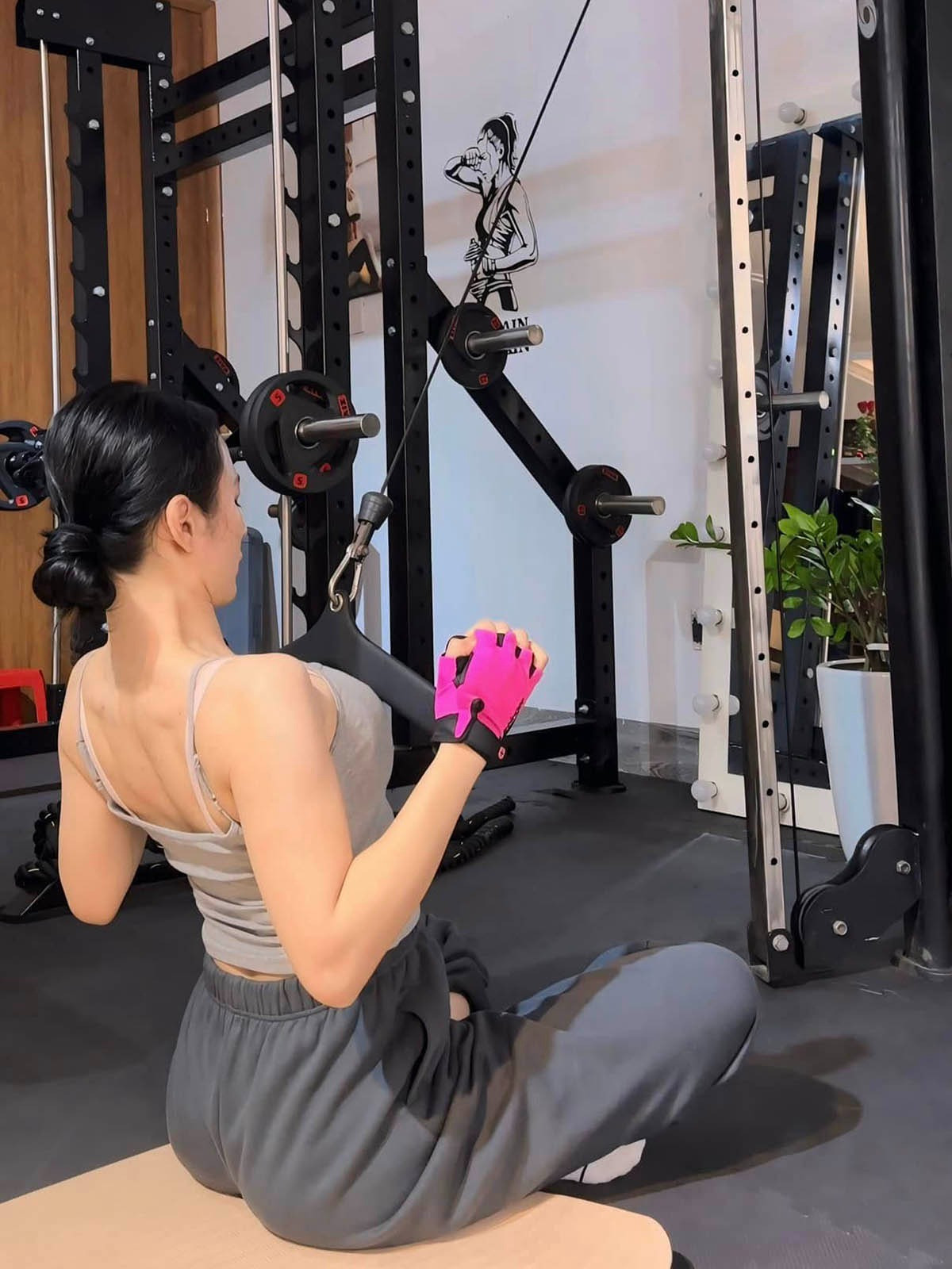 Angela Phương Trinh ra đường với body vạm vỡ, 'gym thủ' nhìn cũng phải xanh mặt Angela Phương Trinh gây sốc với body vạm vỡ ra đường đàn ông nhìn xanh mặt