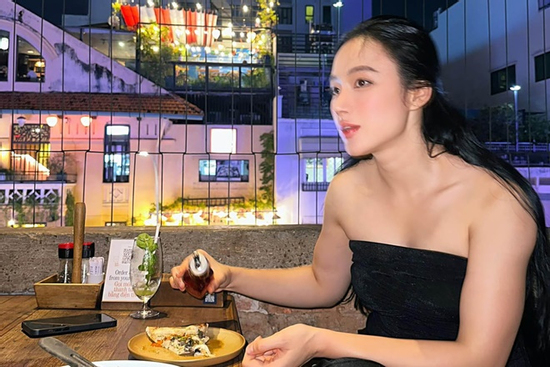 Angela Phương Trinh ra đường với body vạm vỡ, 'gym thủ' nhìn cũng phải xanh mặt