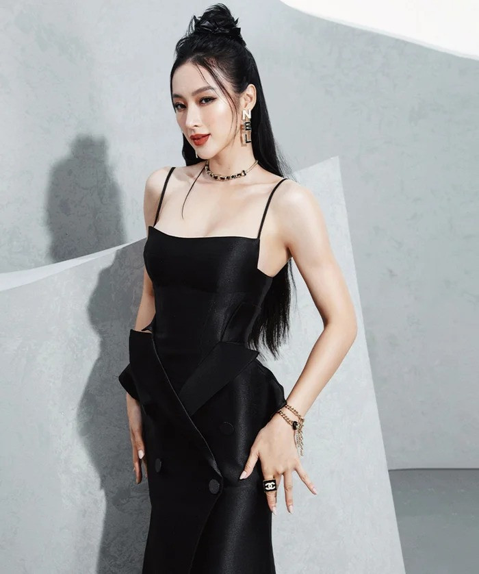 Angela Phương Trinh ra đường với body vạm vỡ, 'gym thủ' nhìn cũng phải xanh mặt Angela Phương Trinh gây sốc với body vạm vỡ ra đường đàn ông nhìn xanh mặt
