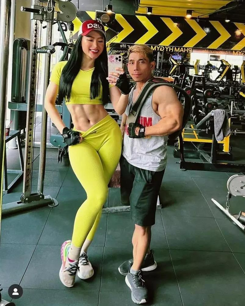 Angela Phương Trinh ra đường với body vạm vỡ, 'gym thủ' nhìn cũng phải xanh mặt Angela Phương Trinh gây sốc với body vạm vỡ ra đường đàn ông nhìn xanh mặt