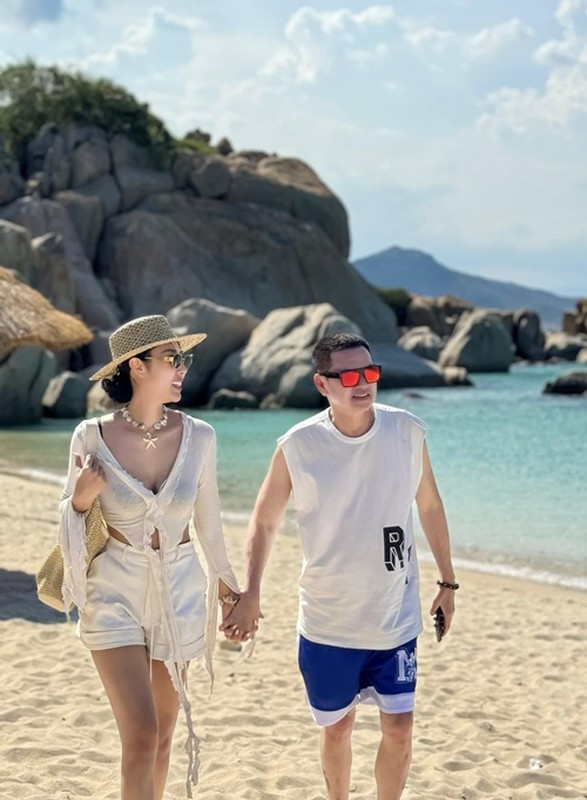 Bạn gái kém 37 tuổi của diễn viên Quang Minh tự tin đi biển gợi cảm sau 6 tháng sinh nở- Ảnh 1.