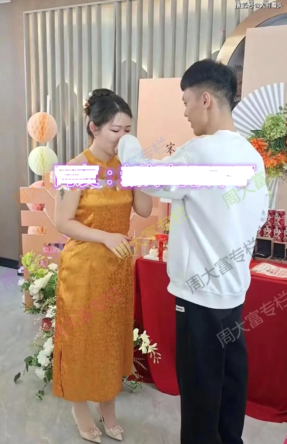 Chàng trai 20 tuổi quyết cưới bạn gái gần bằng tuổi mẹ mình, cái kết thật bất ngờ- Ảnh 1.