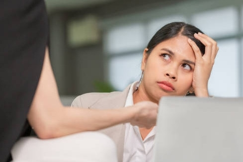 Đi ăn trưa, cô gái phát hiện chuyện không ngờ về nữ đồng nghiệp hay nói đạo lý