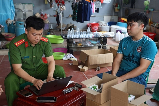 Đôi nam nữ bán trót lọt cả trăm nghìn đơn hàng mỹ phẩm giả, thu về 6 tỷ đồng
