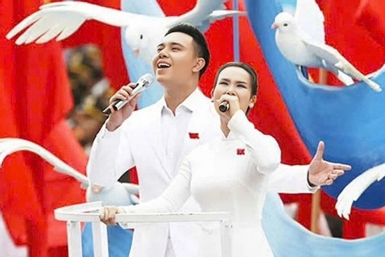 'Viết tiếp câu chuyện hòa bình': Đông Hùng bị chê lép vế so với Võ Hạ Trâm