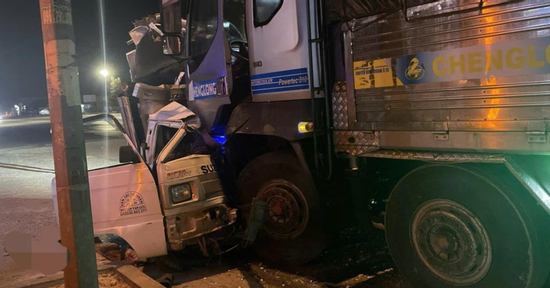 Hai xe tải húc nhau, tài xế tử vong trong cabin