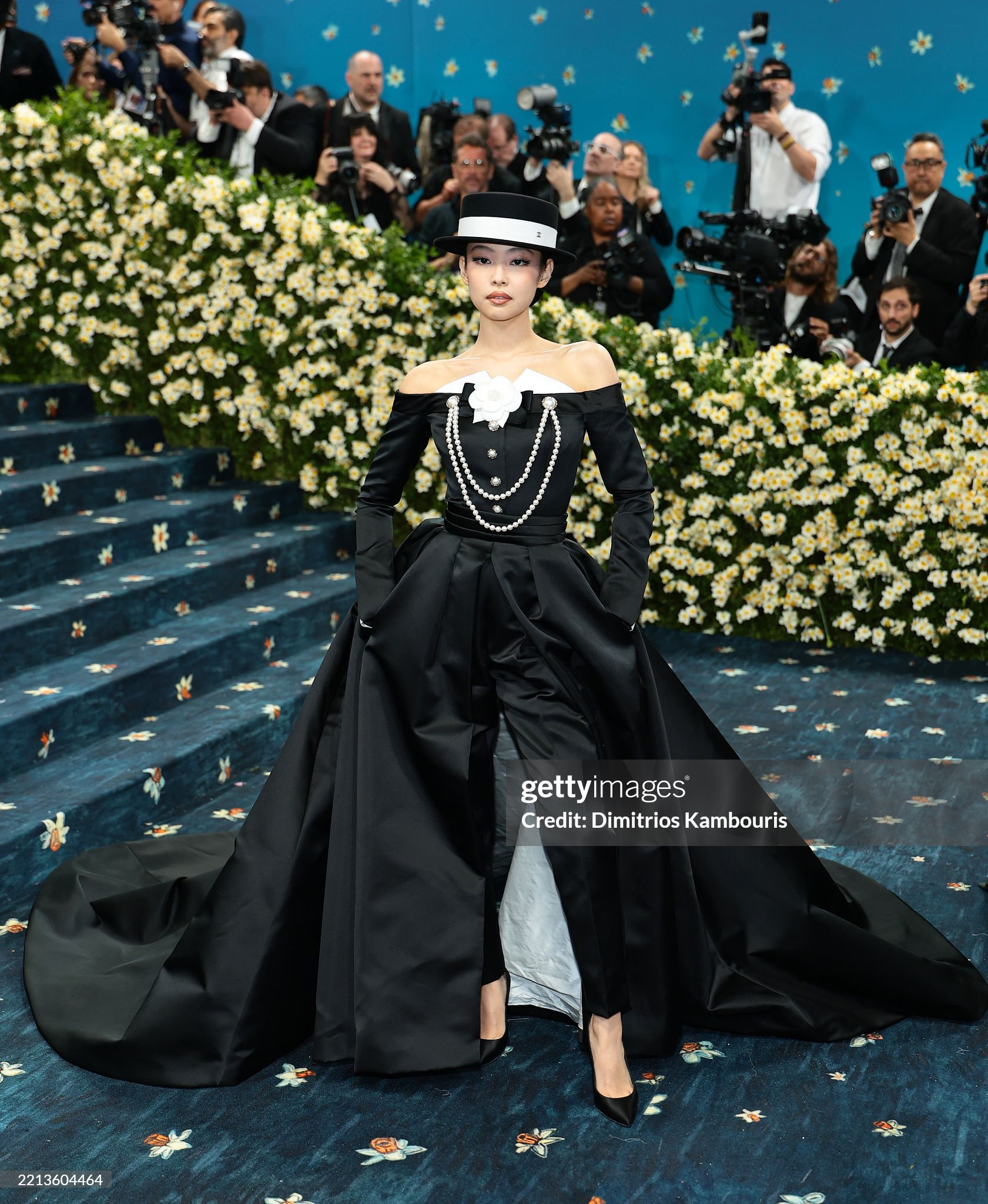Jennie không quậy thì ai quậy: Màn ảo thuật cởi váy tại Met Gala khiến 2,1 triệu người sốc! gettyimages 2213604464 2048x2048
