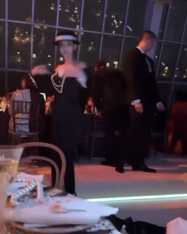 Jennie không quậy thì ai quậy: Màn ảo thuật cởi váy tại Met Gala khiến 2,1 triệu người sốc! ezgif 55cc8b52f01b15