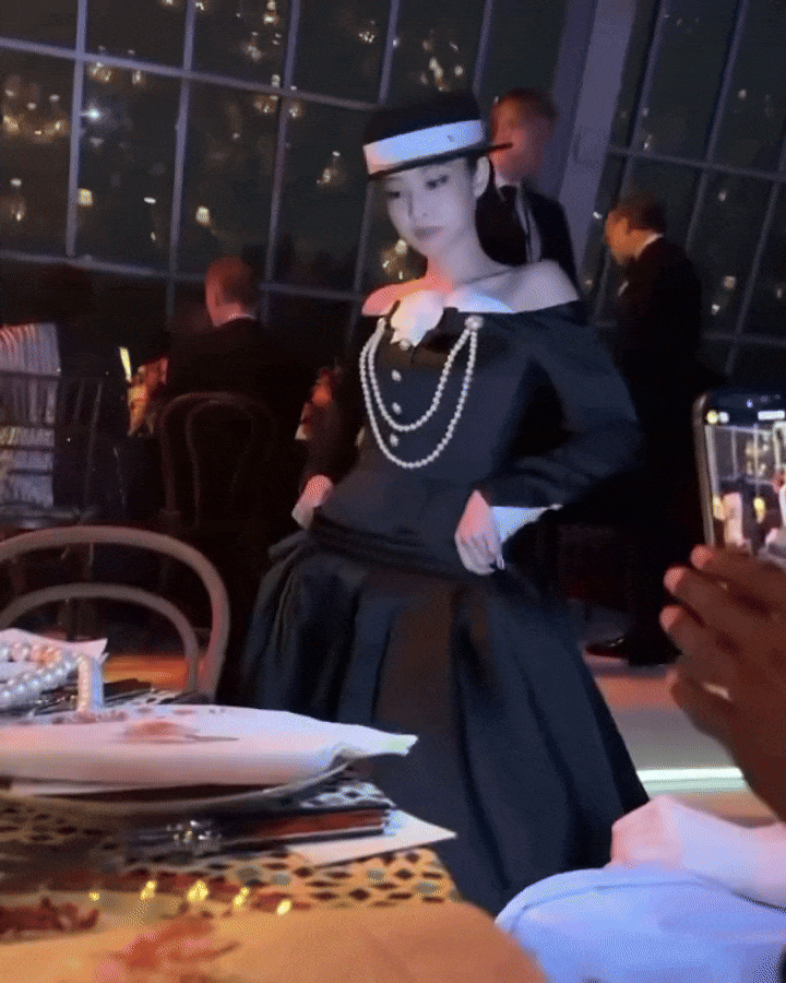 Jennie không quậy thì ai quậy: Màn ảo thuật cởi váy tại Met Gala khiến 2,1 triệu người sốc! ezgif 5e606dce55e690