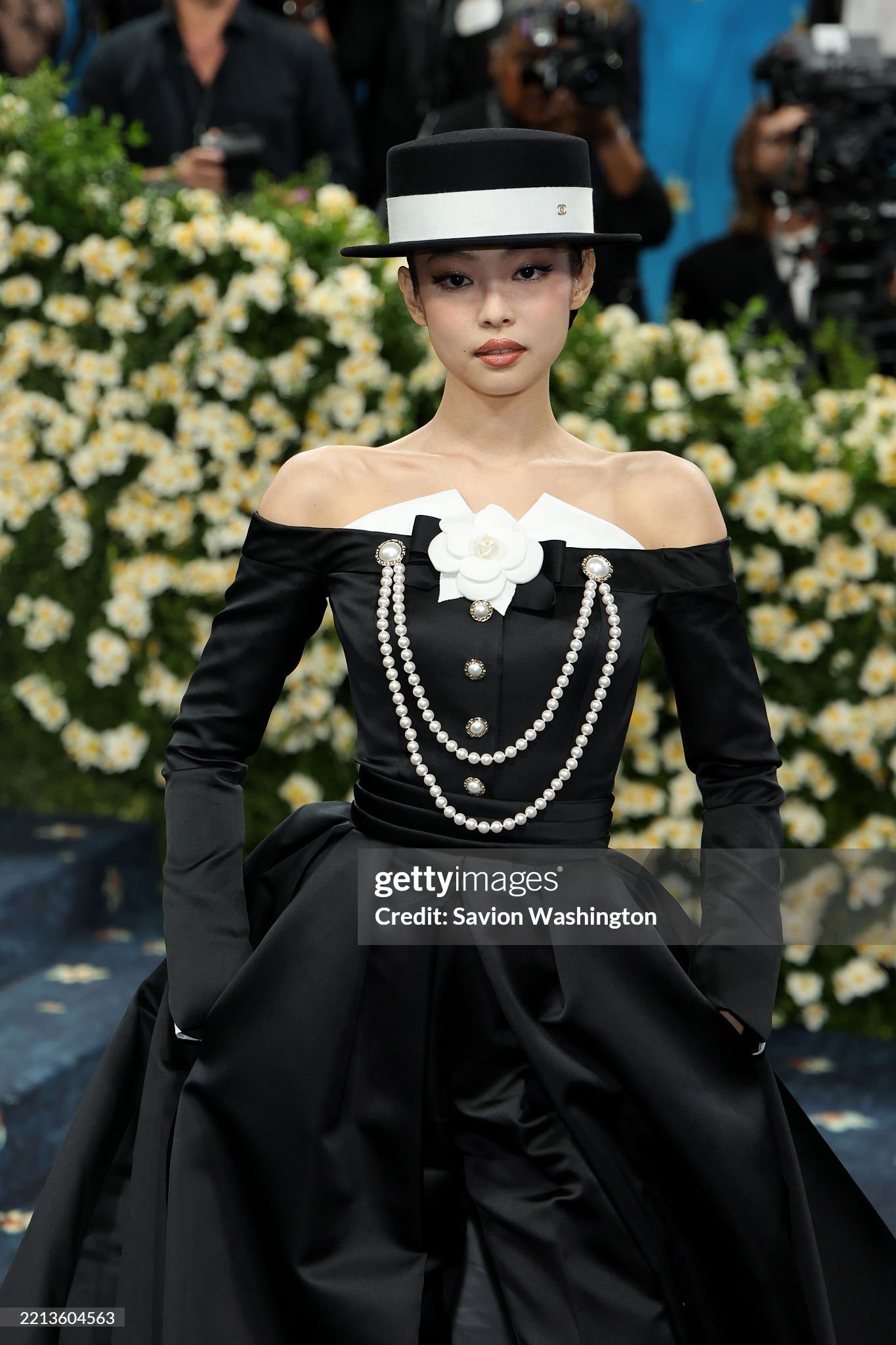 Jennie không quậy thì ai quậy: Màn ảo thuật cởi váy tại Met Gala khiến 2,1 triệu người sốc! gettyimages 2213604563 2048x2048