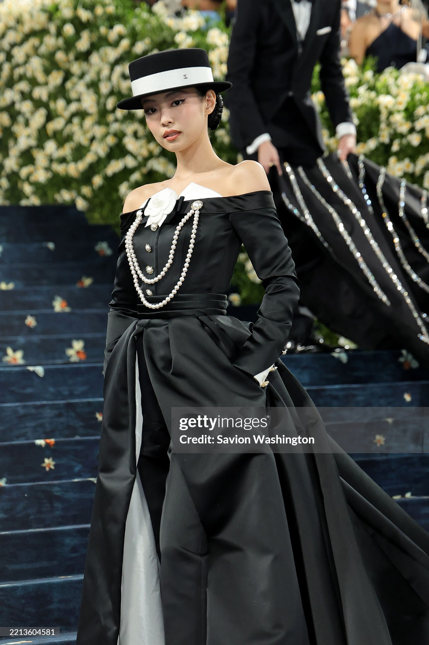 Jennie không quậy thì ai quậy: Màn ảo thuật cởi váy tại Met Gala khiến 2,1 triệu người sốc! gettyimages 2213604581 2048x2048