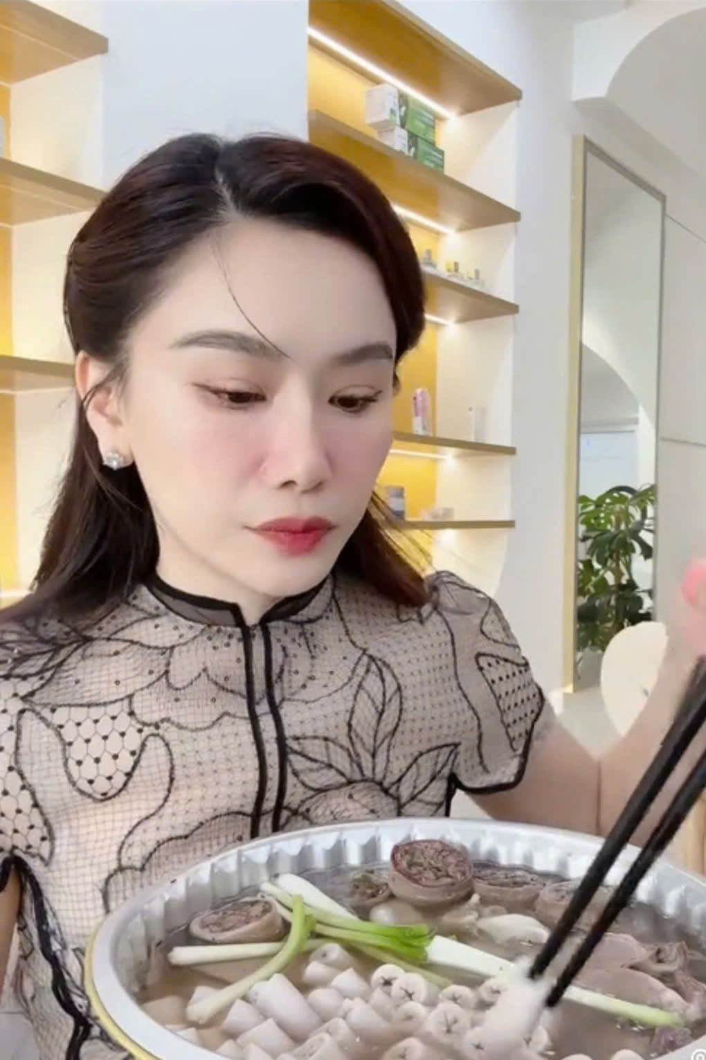 MC Anh Thơ lên tiếng về đoạn clip ăn lòng se điếu bỗng viral trở lại: 'Tôi sẽ không bao giờ ăn lòng xe điếu nữa' - Ảnh 1