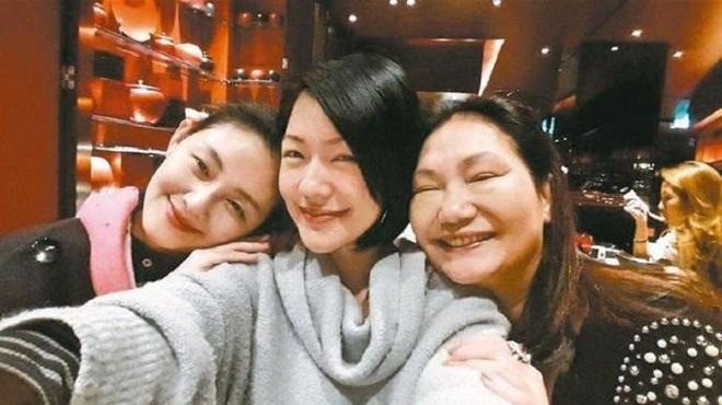 Mẹ Từ Hy Viên đau lòng trước một hành động của Uông Tiểu Phi