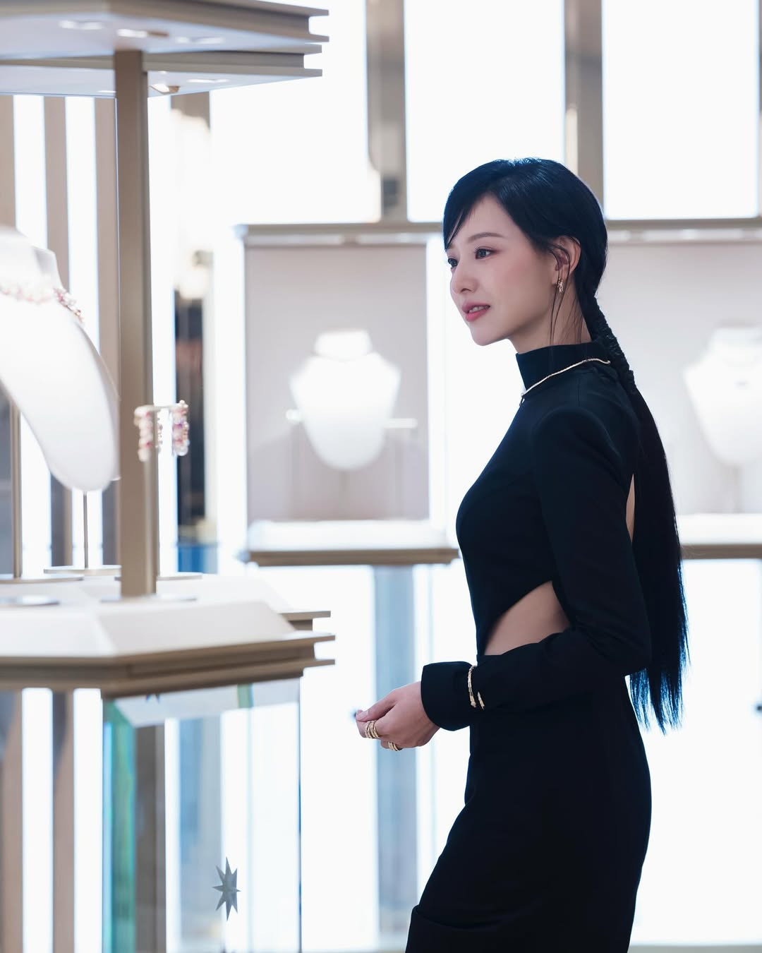 'Nàng thơ quý tộc' xứ Hàn hút hồn với khí chất quá tiểu thư: Sang đến độ stylist chỉ nhìn mà không dám chỉnh váy Mỹ nhân Hàn gây