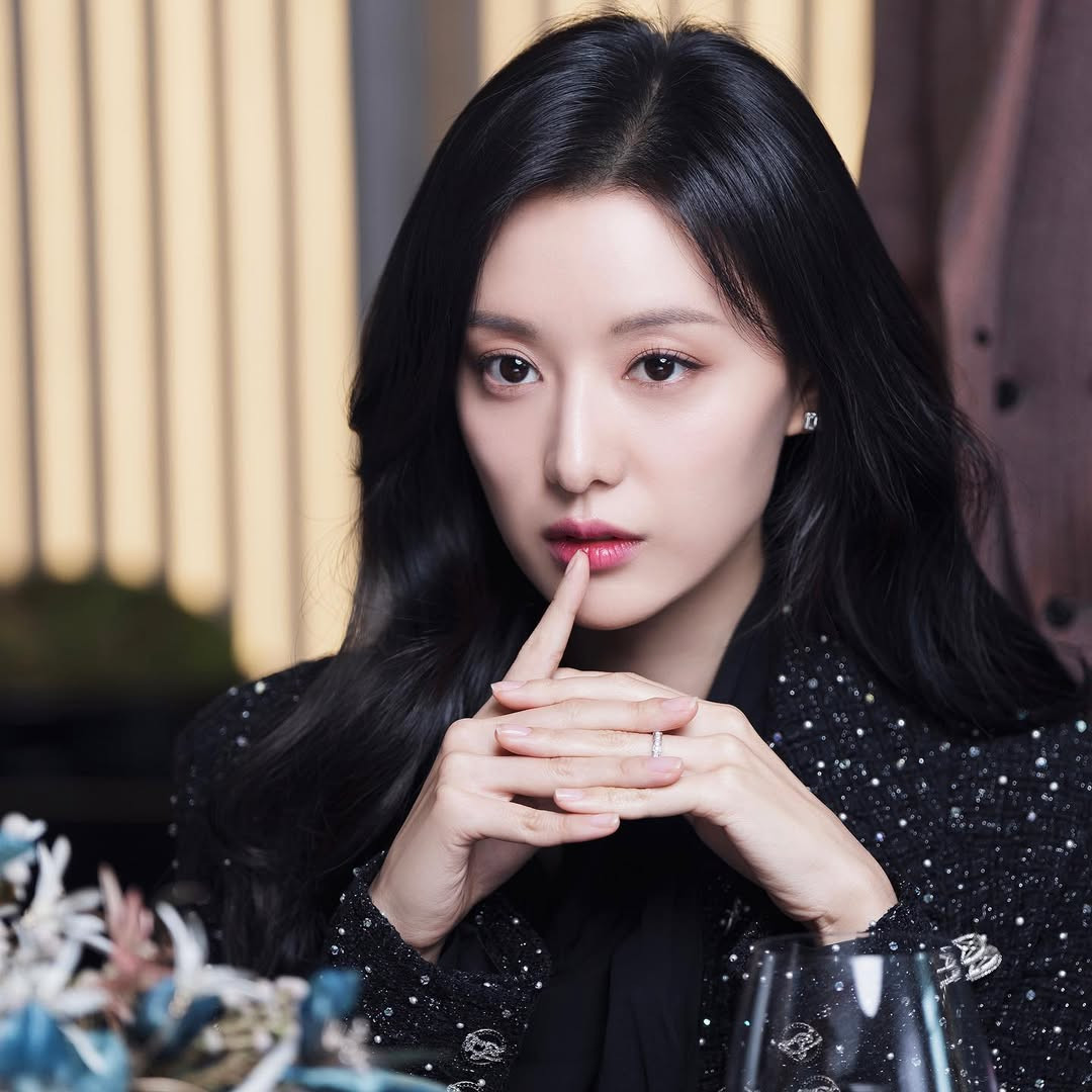 'Nàng thơ quý tộc' xứ Hàn hút hồn với khí chất quá tiểu thư: Sang đến độ stylist chỉ nhìn mà không dám chỉnh váy Mỹ nhân Hàn gây