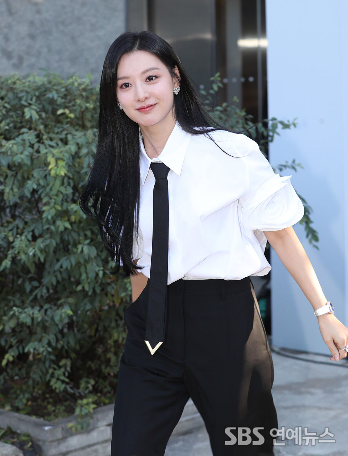 'Nàng thơ quý tộc' xứ Hàn hút hồn với khí chất quá tiểu thư: Sang đến độ stylist chỉ nhìn mà không dám chỉnh váy Mỹ nhân Hàn gây