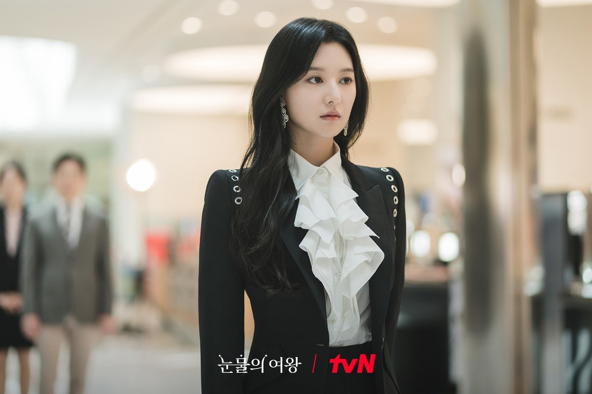 'Nàng thơ quý tộc' xứ Hàn hút hồn với khí chất quá tiểu thư: Sang đến độ stylist chỉ nhìn mà không dám chỉnh váy Mỹ nhân Hàn gây