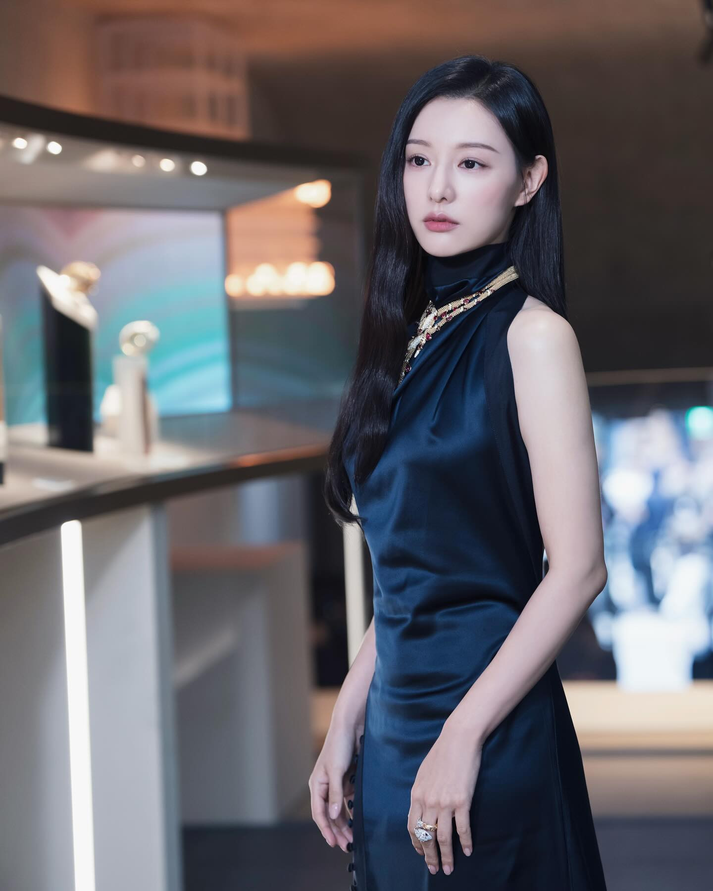 'Nàng thơ quý tộc' xứ Hàn hút hồn với khí chất quá tiểu thư: Sang đến độ stylist chỉ nhìn mà không dám chỉnh váy Mỹ nhân Hàn gây