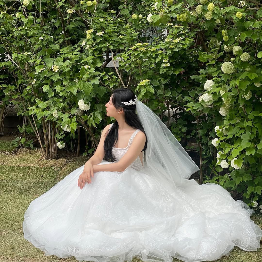 'Nàng thơ quý tộc' xứ Hàn hút hồn với khí chất quá tiểu thư: Sang đến độ stylist chỉ nhìn mà không dám chỉnh váy Mỹ nhân Hàn gây