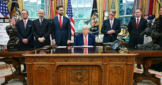 Ông Trump ký thoả thuận thương mại song phương đầu tiên, báo hiệu điều gì?