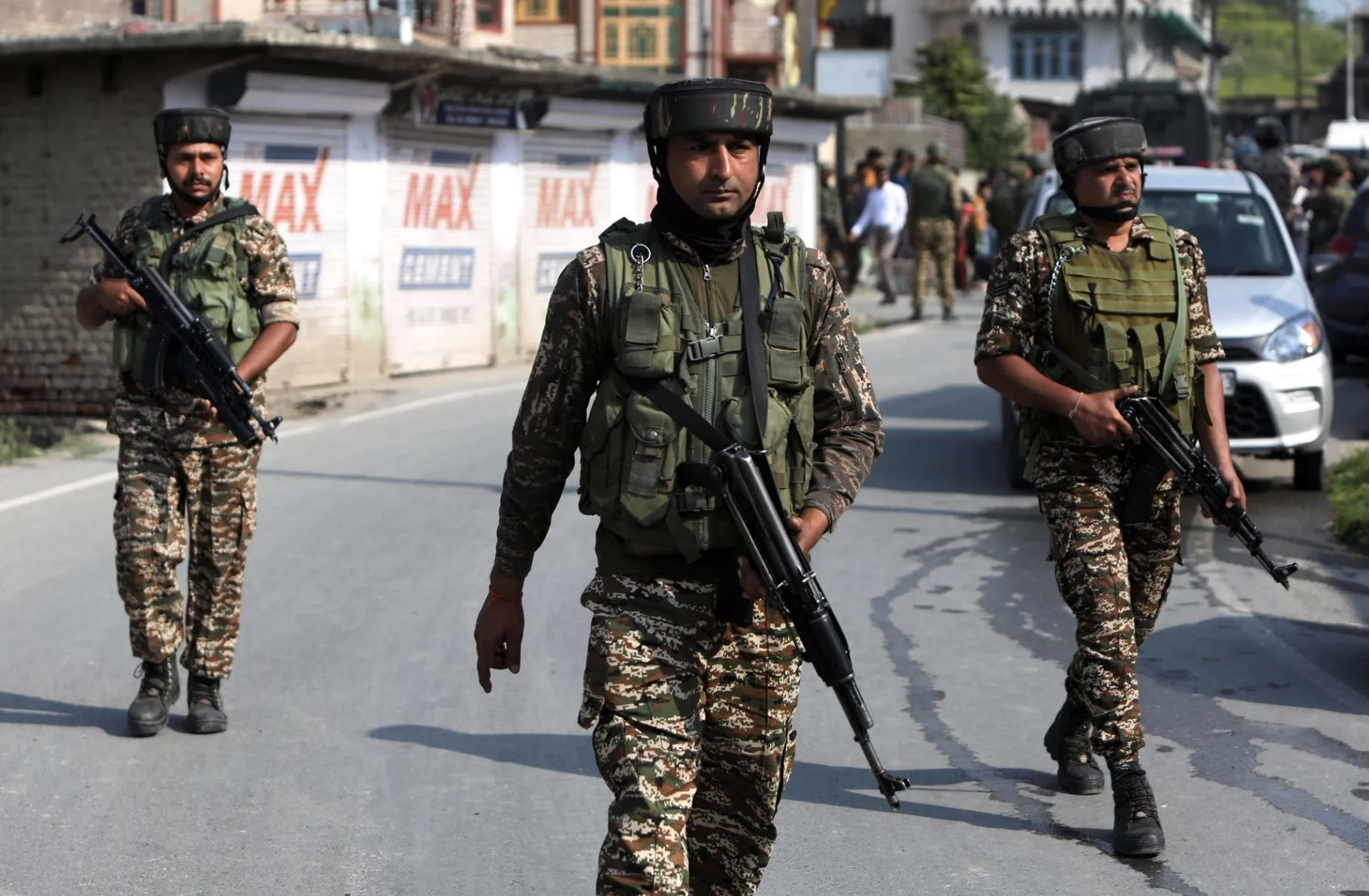 Lính Ấn Độ đi tuần tra. Ảnh: EPA