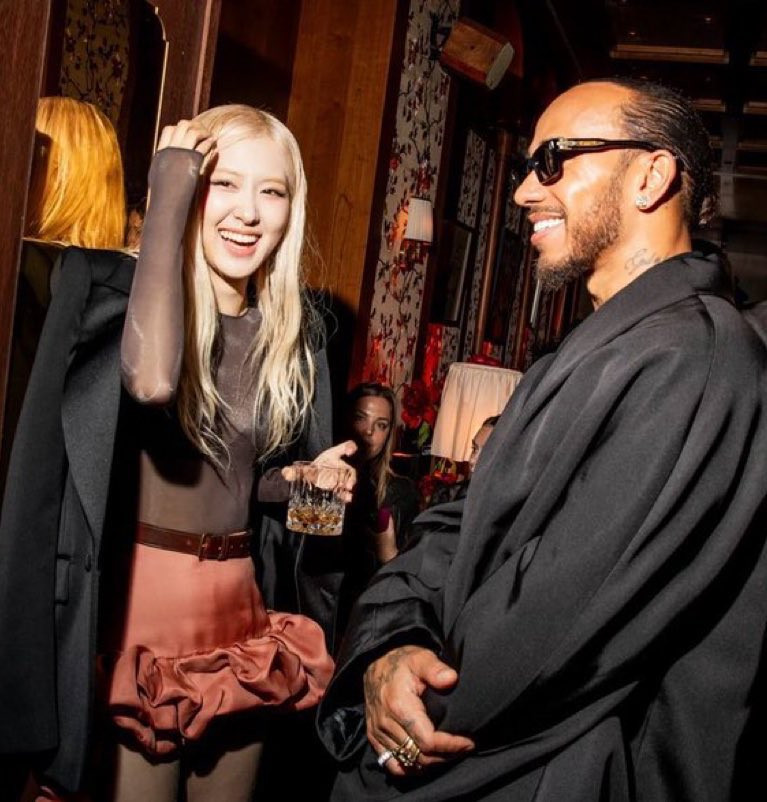 Rosé (BLACKPINK) 'dính cứng' với 1 sao nam ở Met Gala, netizen liền đẩy thuyền gqstnaxeaaxqiv