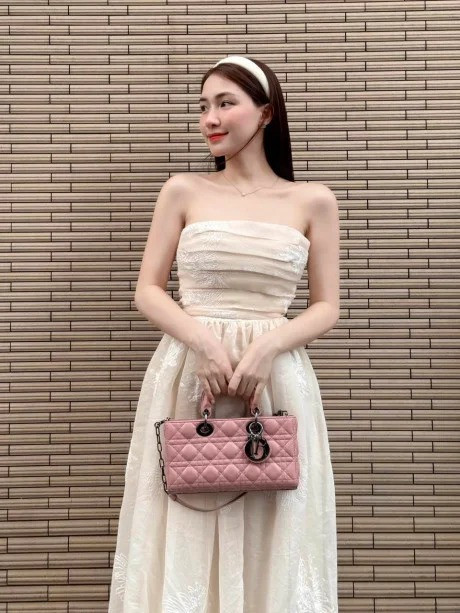 Trợ lý tiết lộ mức độ giàu 'khủng' của Hòa Minzy sau 3 năm làm mẹ đơn thân Trợ lý để lộ độ giàu khủng của Hòa Minzy sau 3 năm làm mẹ đơn thân