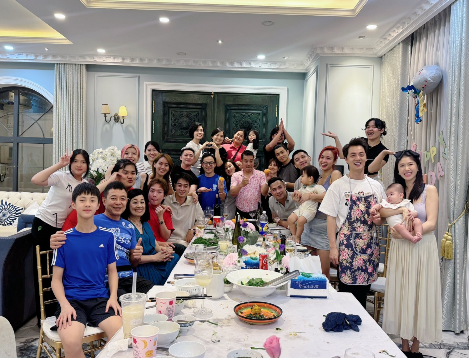 Cặp diễn viên Vbiz yêu bí mật nay dắt nhau ra mắt hội bạn, chuẩn bị công khai hậu bị tóm hẹn hò trên sân pickleball? truong the vinh 2.jpg