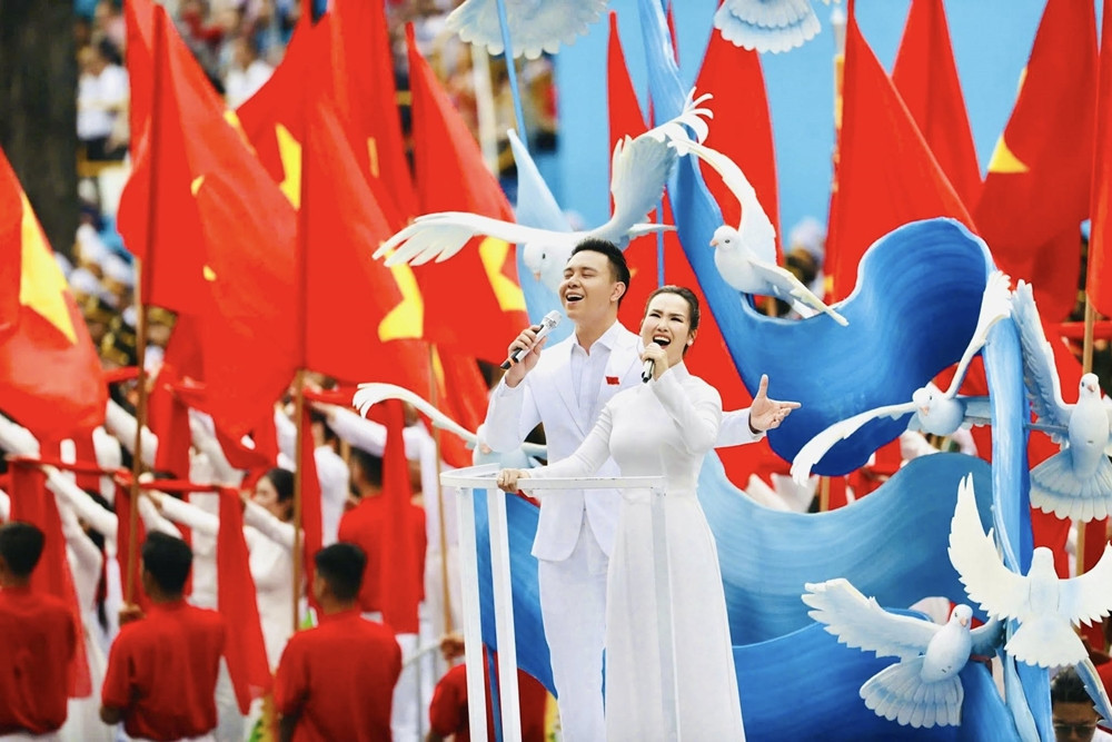 'Viết tiếp câu chuyện hòa bình': Đông Hùng bị chê lép vế so với Võ Hạ Trâm 002HongNhung.jpg