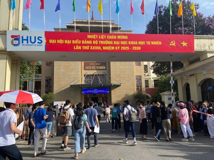 3.000 thí sinh dự thi tuyển sinh lớp 10 trường THPT chuyên Khoa học tự nhiên, Đại học Quốc gia Hà Nội năm 2025. (Ảnh: Kim Anh)