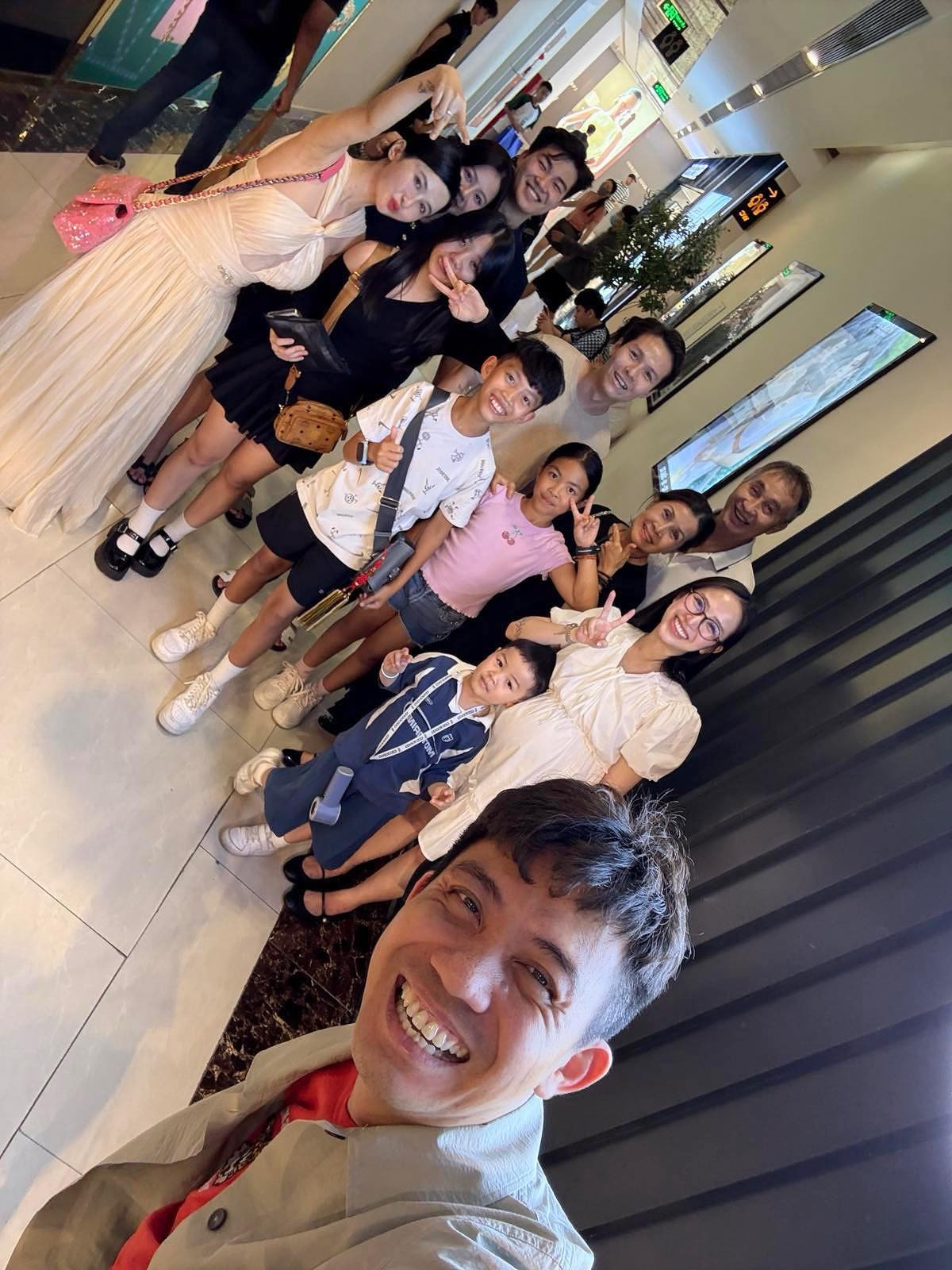 Ảnh hiếm con riêng của Minh Nhựa và vợ 2 chung khung hình thái độ đôi bên gây chú ý