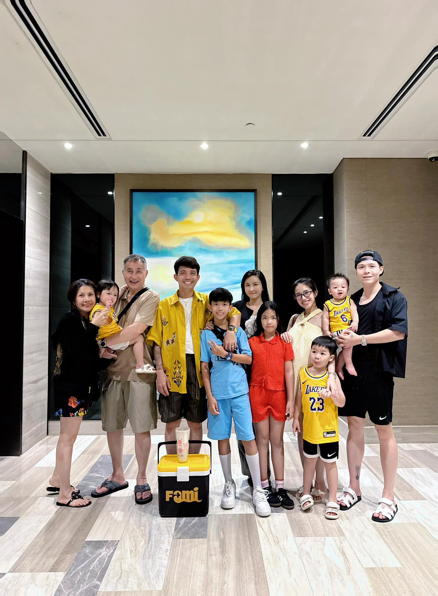 Ảnh hiếm con riêng của Minh Nhựa và vợ 2 chung khung hình thái độ đôi bên gây chú ý