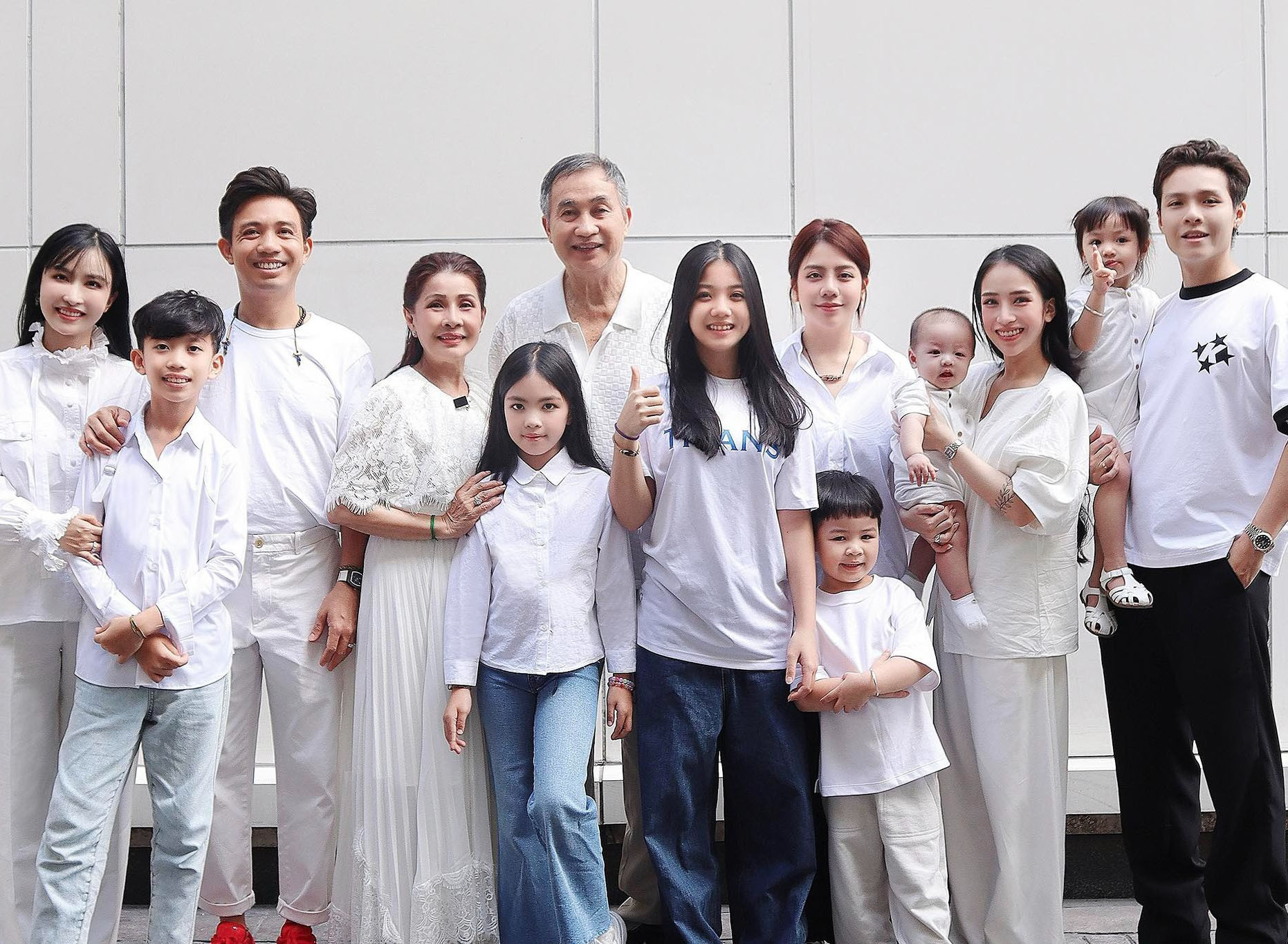 Ảnh hiếm con riêng của Minh Nhựa và vợ 2 chung khung hình thái độ đôi bên gây chú ý