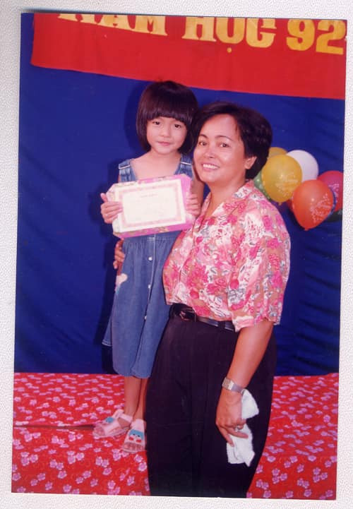 Danh tính bất ngờ của bé gái cầm giấy khen trong bức ảnh gây sốt: Từng học bổ túc rồi thành ngọc nữ, giờ là dâu hào môn hạnh phúc - Ảnh 2.