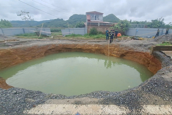 ‘Hố tử thần’ nuốt người đi xe máy có thể thuộc hệ thống ngầm phức tạp